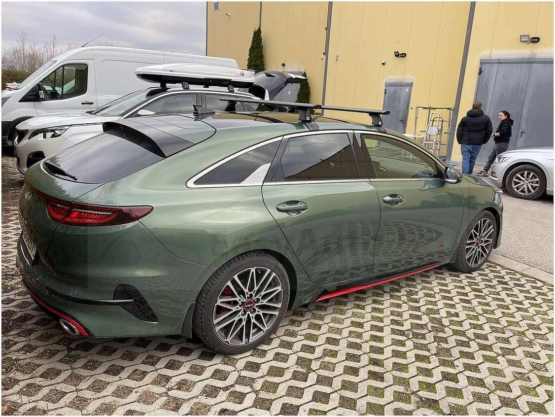 Черни аеродинамични алуминиеви греди Cruz Airo Dark T за Kia Pro Ceed комби без надлъжни греди на тавана