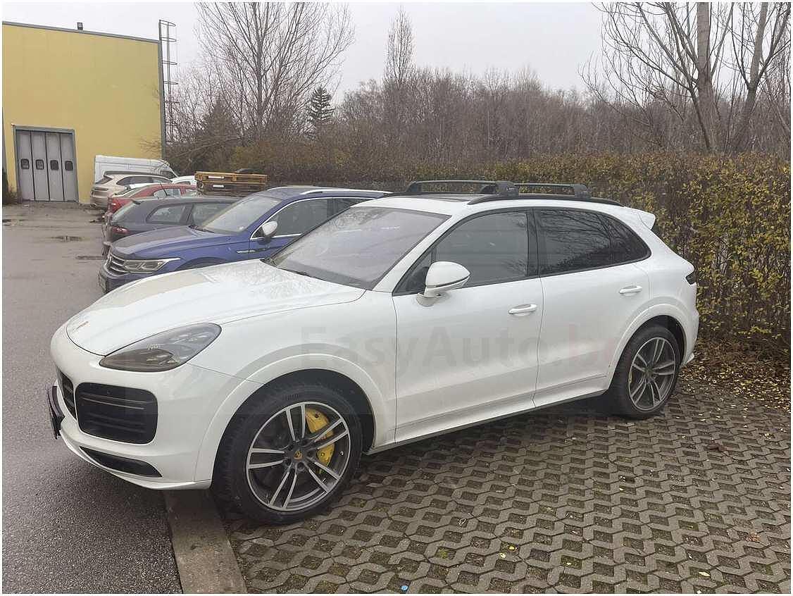 Черни аеродинамични греди Yakima Flush за Porsche Cayenne от 2018 до 2024 с вградени надлъжни греди