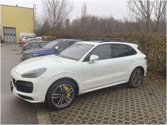 Черни аеродинамични греди Yakima Flush за Porsche Cayenne от 2018 до 2024 с вградени надлъжни греди