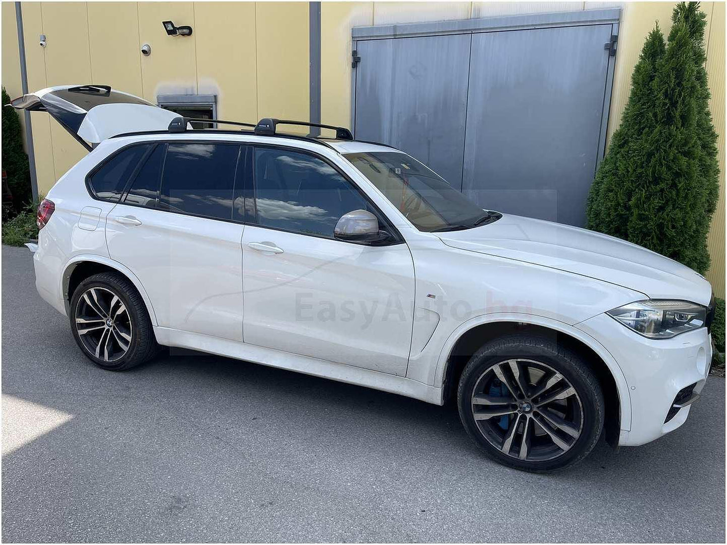 Черни товарни греди Yakima Flush за BMW X5 (F15), X5 (G05), X4 (F26) модели с вградени надлъжни греди