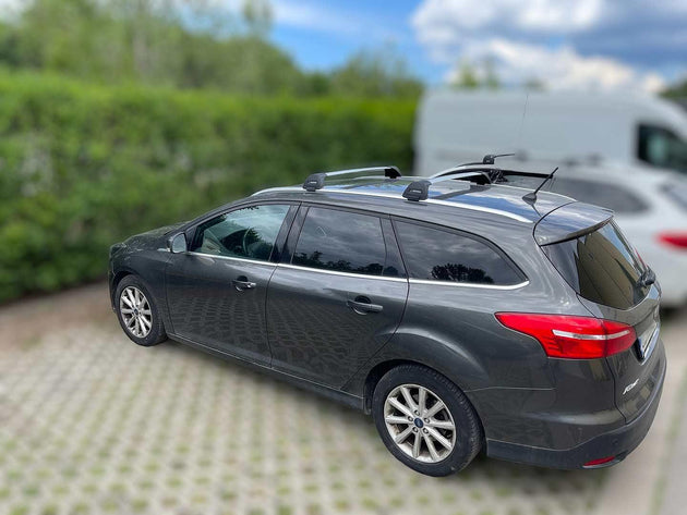 Черни Yakima Flush греди за Ford Focus Combi модел от 2011 до 2018 година с вградени надлъжни греди