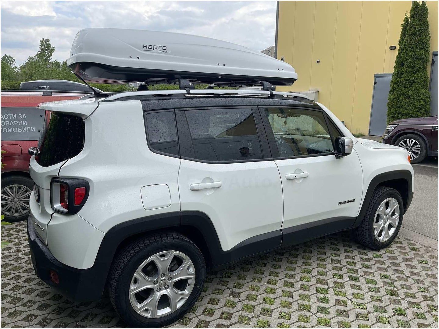 Автобокс Hapro Traxer 8.6 бял гланц 530 литра