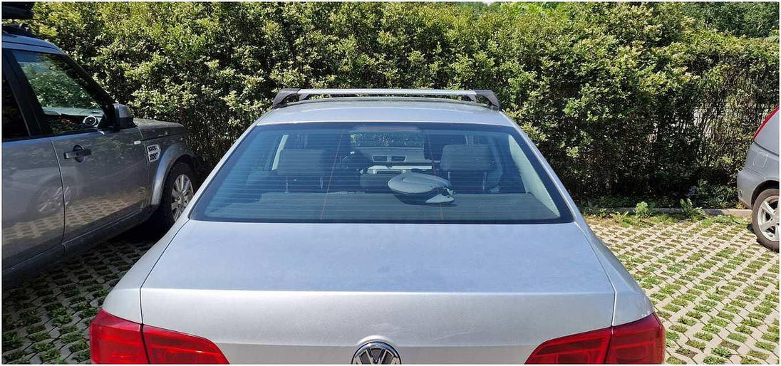 Сиви Аеродинамични греди Yakima Flush за VW Passat седан (B6, B7) от 2005 до 2014 година