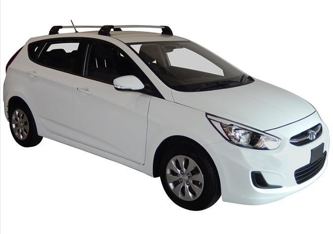Сиви супер аеродинамични греди Yakima Flush греди за Hyundai Solaris хечбек модел от 2012 до 2020 година