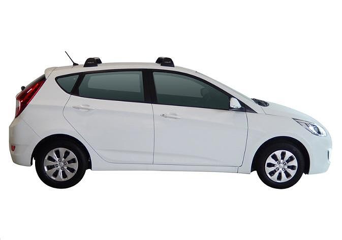 Сиви супер аеродинамични греди Yakima Flush греди за Hyundai Solaris хечбек модел от 2012 до 2020 година