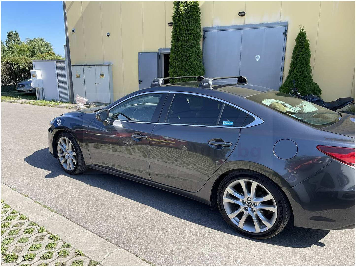 Черни товарни греди Yakima Flush за Mazda 6 модел от 2013 година до 2022 година